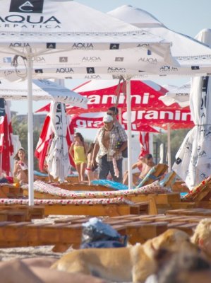Mamaia contrastelor: şezlonguri şi baldachine de fiţe, câini, ponei şi porumb fiert - vezi imagini
